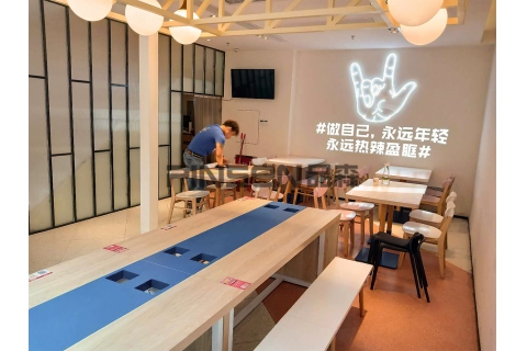 讓深圳品森家具來(lái)給你講解老榆木火鍋?zhàn)涝趺炊ㄖ?><div><h3>讓深圳品森家具來(lái)給你講解老榆木火鍋?zhàn)涝趺炊ㄖ?/h3><p>讓 深圳品森家具 來(lái)給你講解老榆木火鍋?zhàn)涝趺炊ㄖ?要想做一家好的仿古火鍋餐飲店面，必須做老榆木火鍋?zhàn)龅亩ㄖ啤Ｒ苍S很多人認(rèn)為店面形象的載體，不僅僅是店面裝修的標(biāo)準(zhǔn)，和室...</p><p>2019-11-28</p></div></a></li><li><a href=